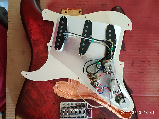 Customizzazione di una Stratocaster giapponese Fresher Straighter anni 80.
