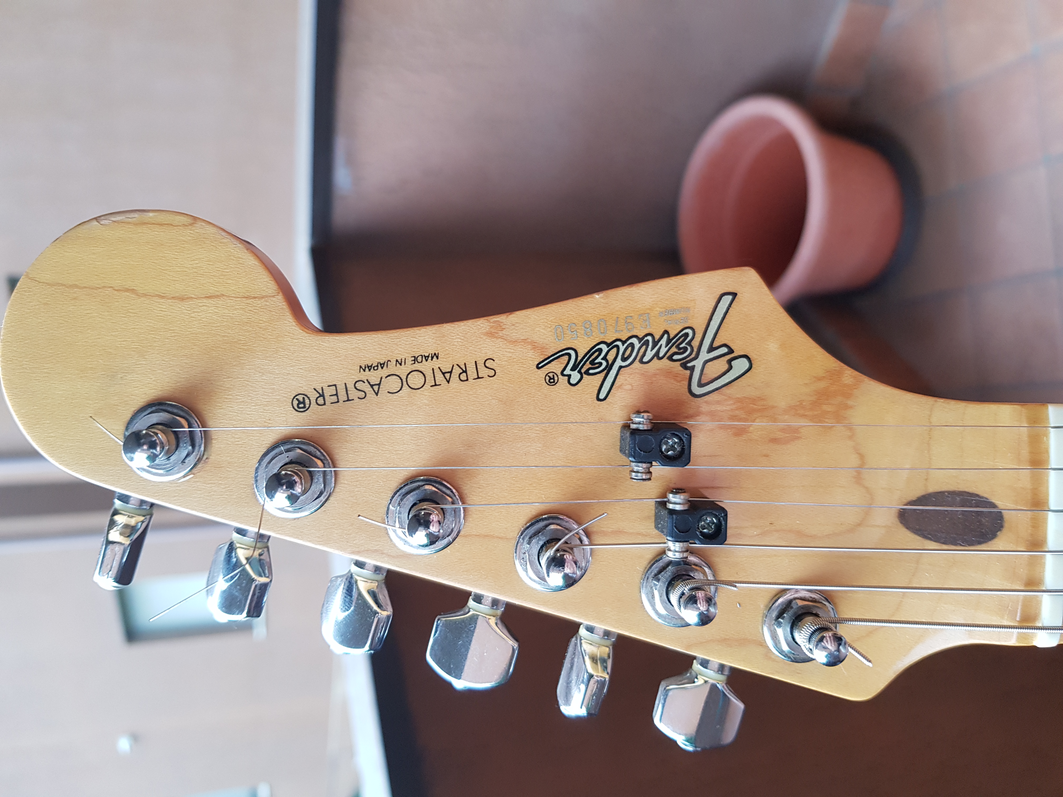 Aiuto .... Fender Stratocaster JAPAN 