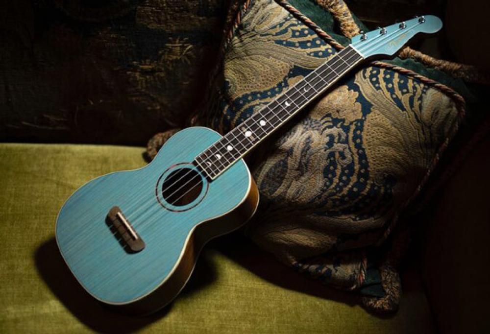 L’ukulele tenore Fender si tira a lustro per Dhani Harrison