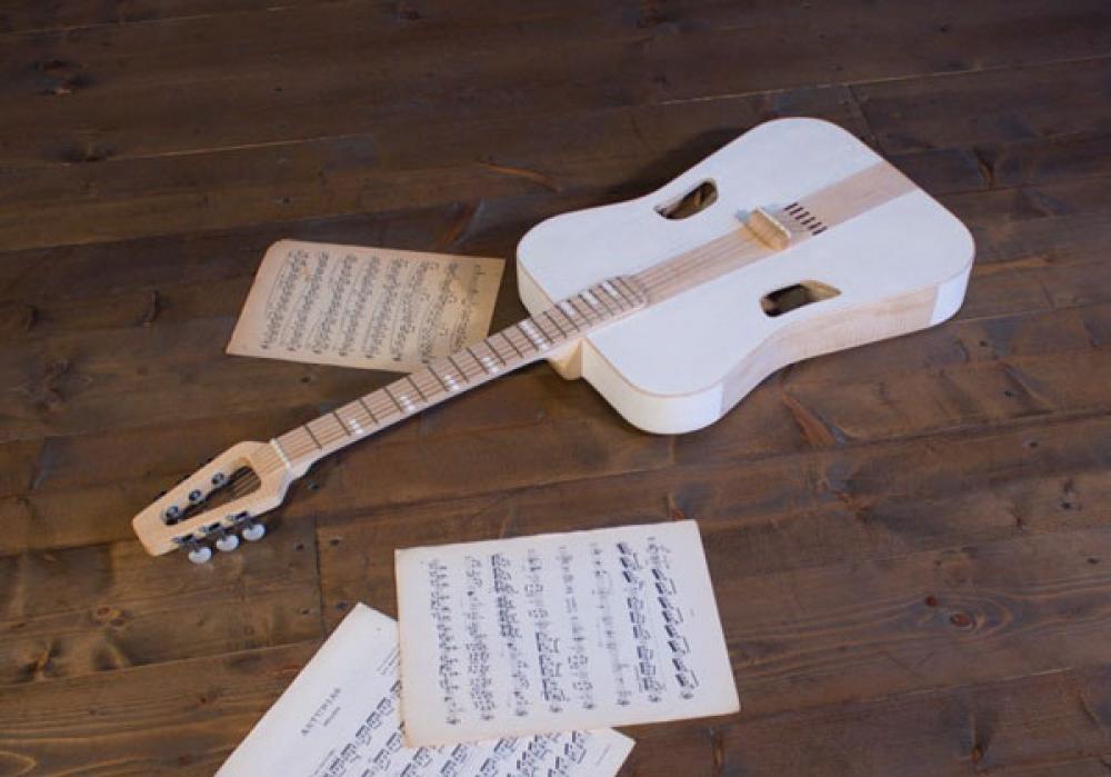 Novel Guitar: come suona la cartapesta?