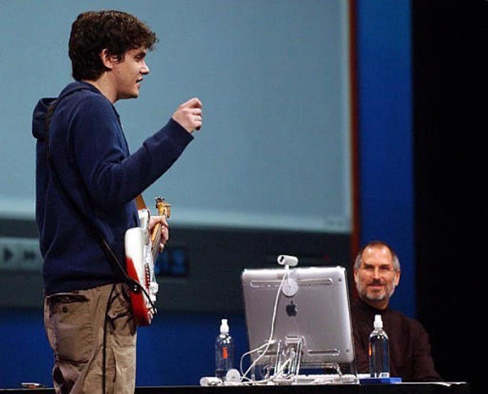 Guarda John Mayer presentare GarageBand per Apple nel 2004