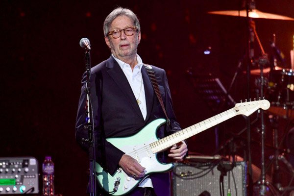 Eric Clapton non suonerà per i soli vaccinati, ma non è un No Vax