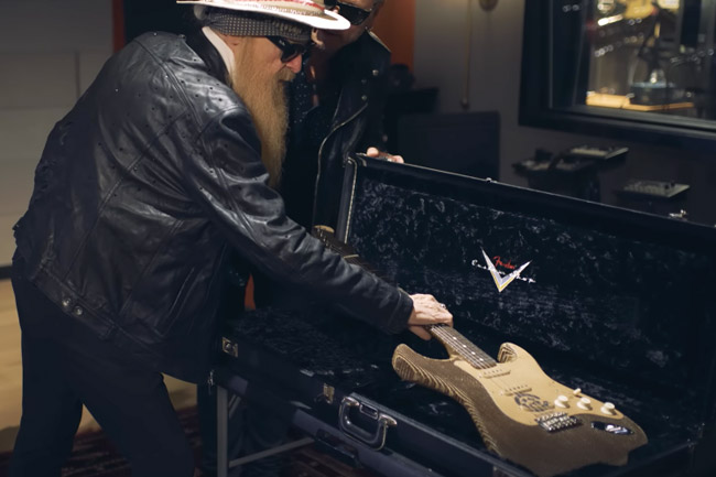 Billy Gibbons spacca anche su una Stratocaster di cartone