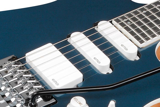 EMG e total white: Ibanez RG5440C in video