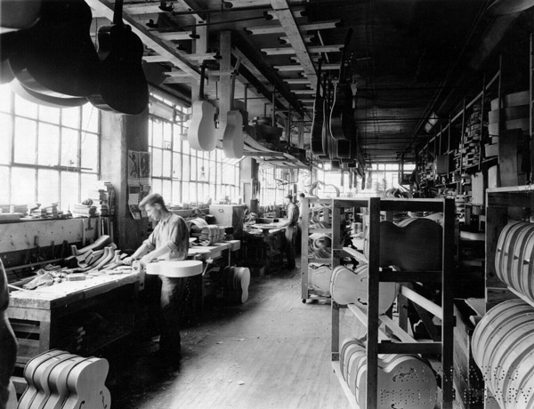 Visita alla fabbrica Gibson nel 1967: guarda il video