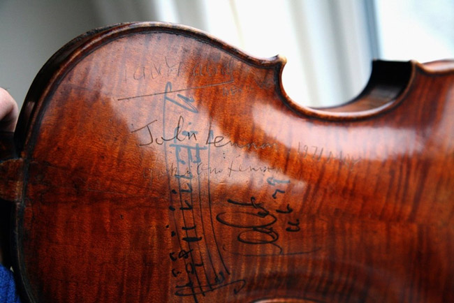 Parte da 35mila euro il violino autografato da Lennon e Ono in un’asta di Strumenti Esclusivi