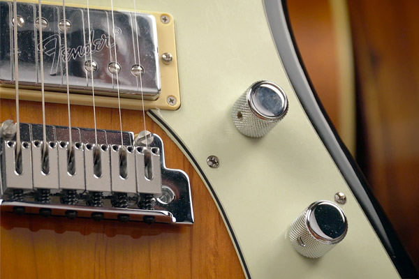 Fender Player Plus Meteora: tela bianca traboccante di carattere