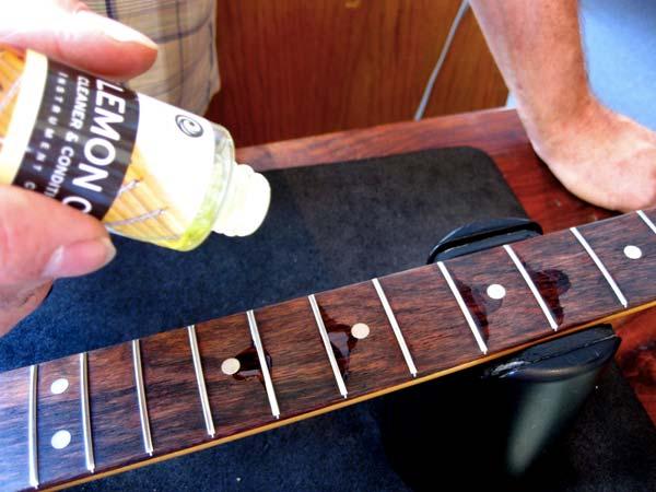 Martin avverte: il lemon oil fa male alle chitarre