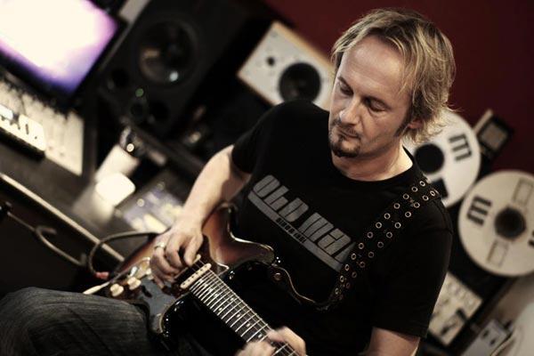Clinic su chitarra e professione con Luca Colombo