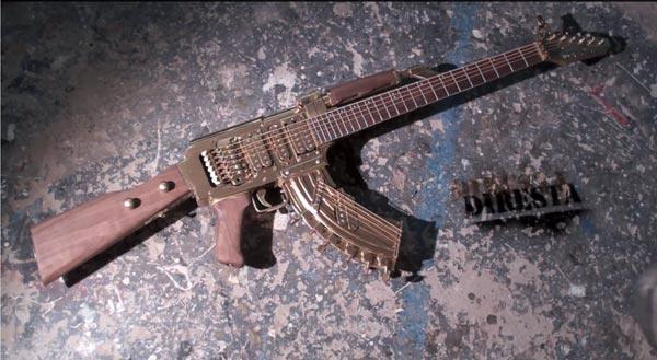 Come trasformare la chitarra in un AK-47, ma perché?