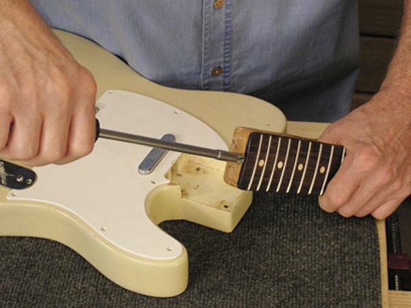 Regolare il truss rod stile Fender vintage